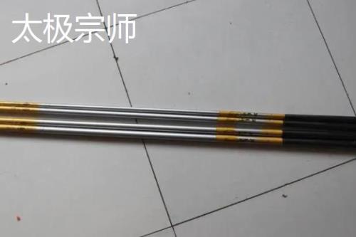 手竿的意思，是指没有配备渔轮的鱼竿