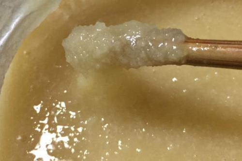 蜂蜜掺白糖后有什么特征，掺糖蜂蜜的香味会变淡