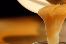 如何制做甘油蜂蜜面膜 将蜂蜜与甘油混合、再倒入温开水拌匀即可