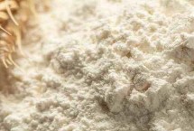 低筋面粉和高筋面粉的区别 颜色、手感和用途均不同