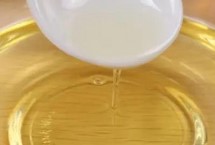 玉米油和花生油有什么区别 玉米油澄清透明、花生油为金黄色